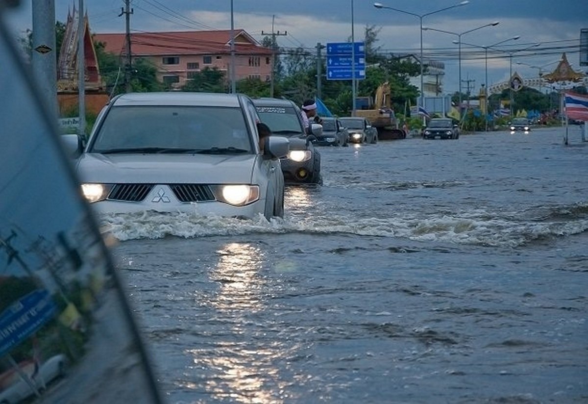 Front-look-of-the-car-in-floodwater