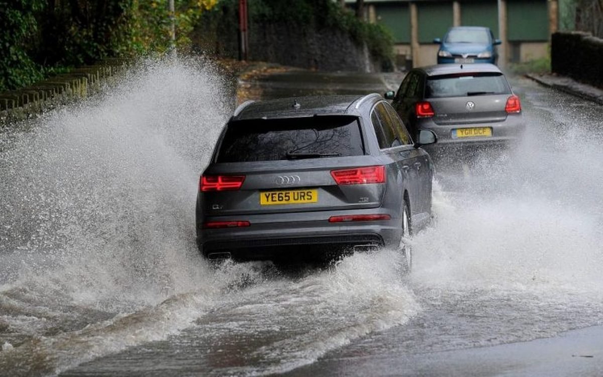 Driving-car-in-floodwater