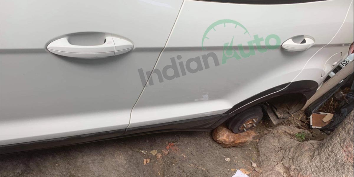 Thieves Rob Away Alloy Wheels Of Ford EcoSport, Parks It On Stones, Instead