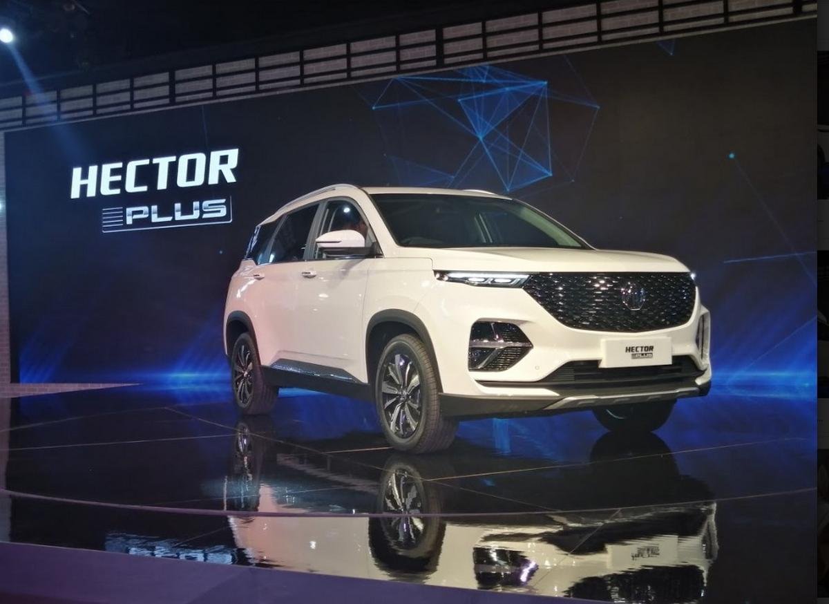 mg hector plus front three quarters auto expo