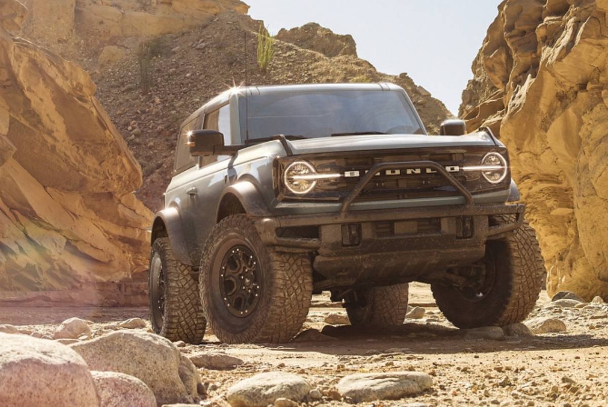 2021 ford bronco front three quarters