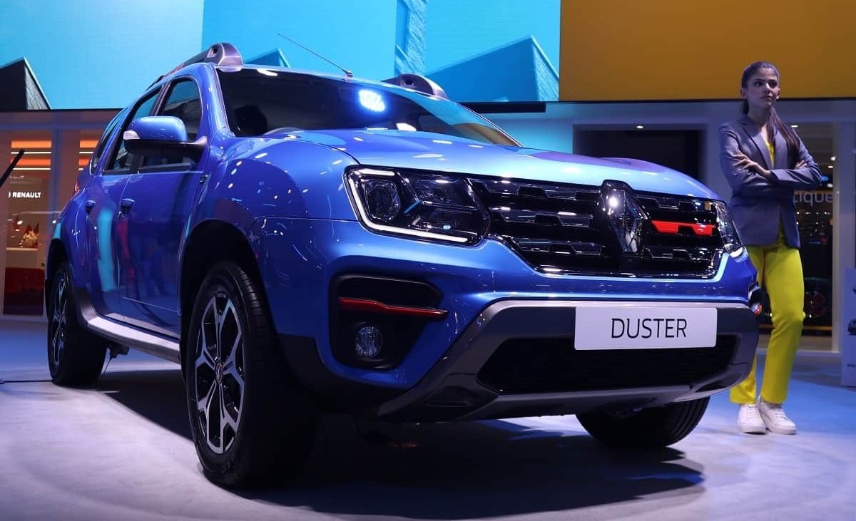 renault duster three quarter front