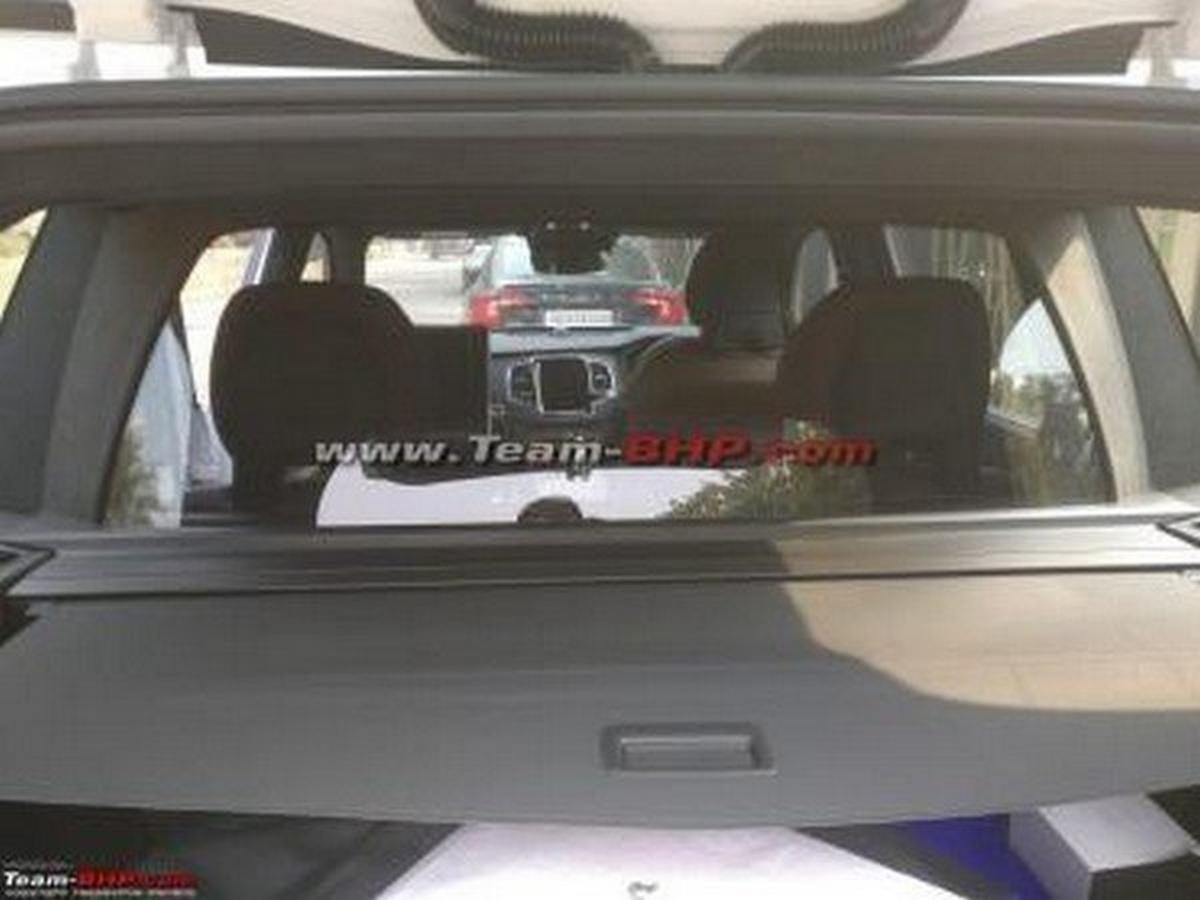 3-seater Volvo XC90 Excellence rear seat spied