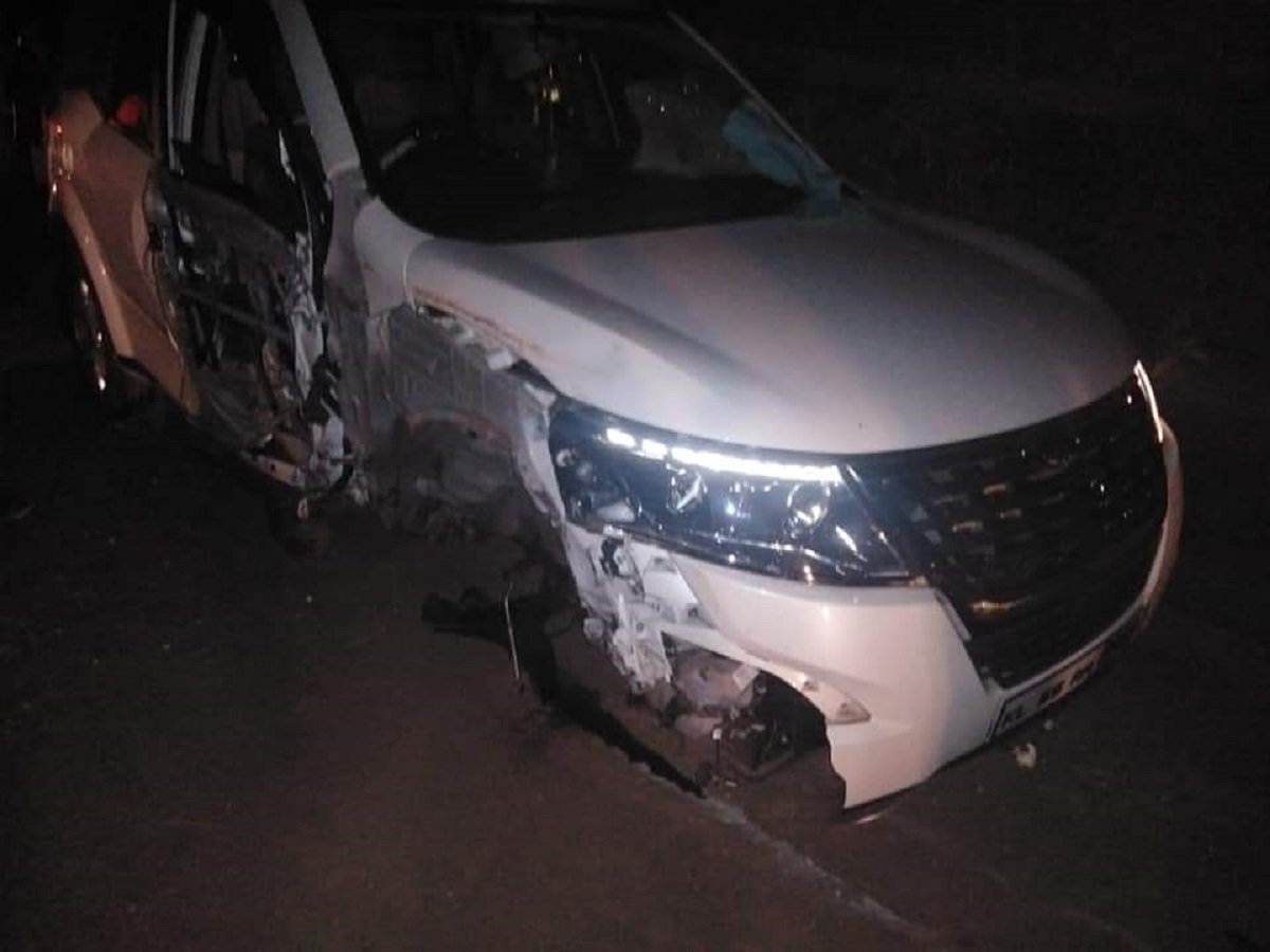 Mahindra XUV500 (4-star ANCAP) Crashes With Truck, All Safe