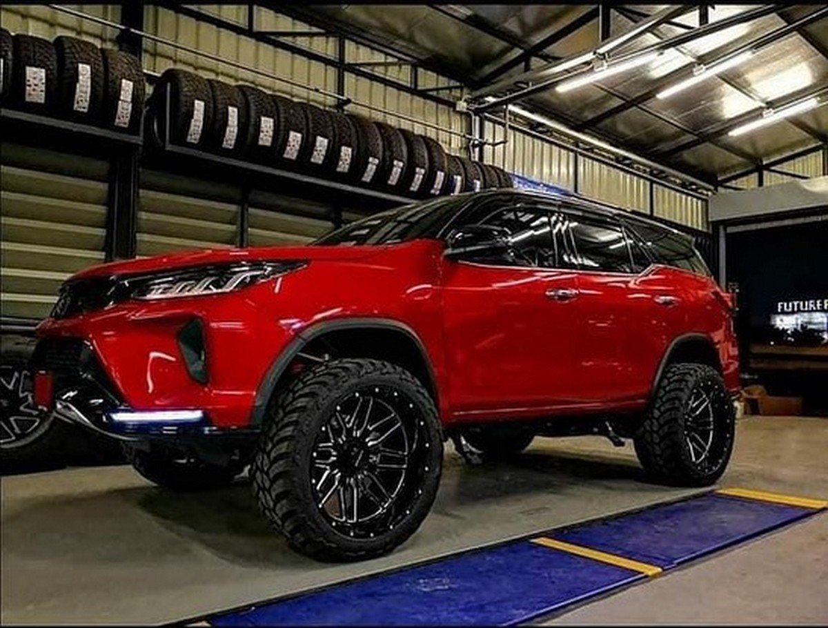 Front-side-look-of-Toyota-Fortuner