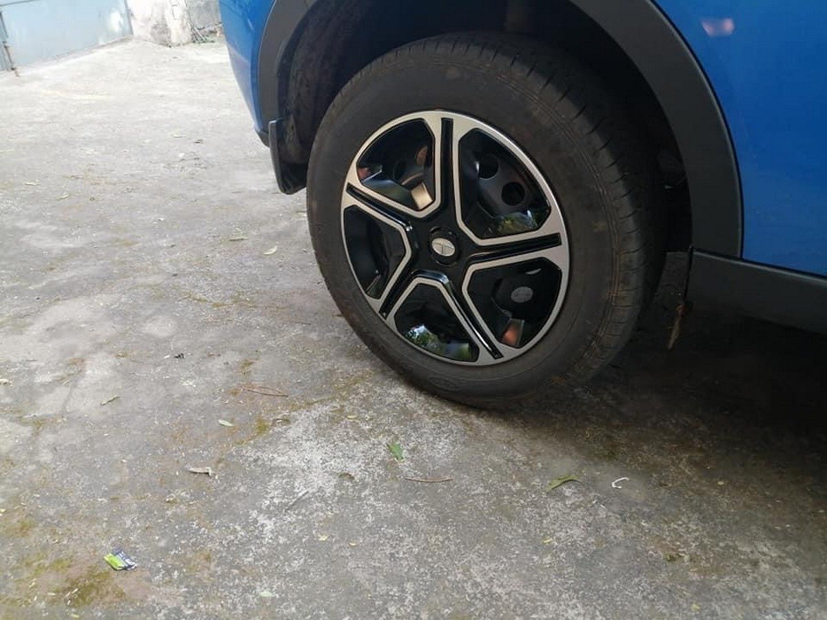 Alloy-wheel-of-the-Tata-Nexon-wheel-cap
