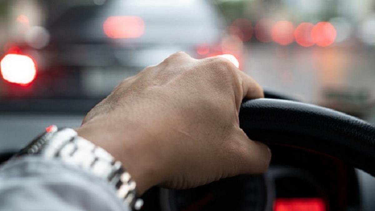 Getting driving license in maharashtra - hand holding steering wheel