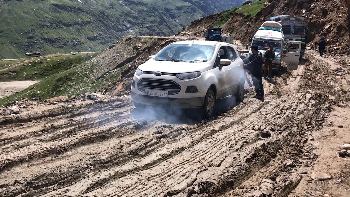Ford EcoSport Struggles at Rohtang Pass, Shows Off its Pseudo-SUV Credentials