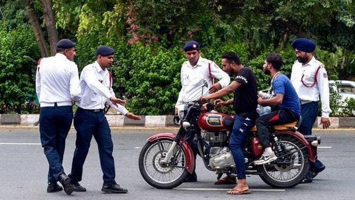 delhi police stopped traffic violators not wearing helmet
