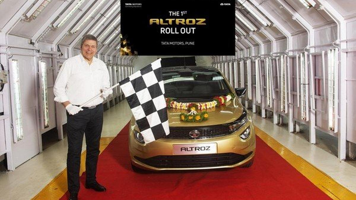 tata altroz golden colour front angle