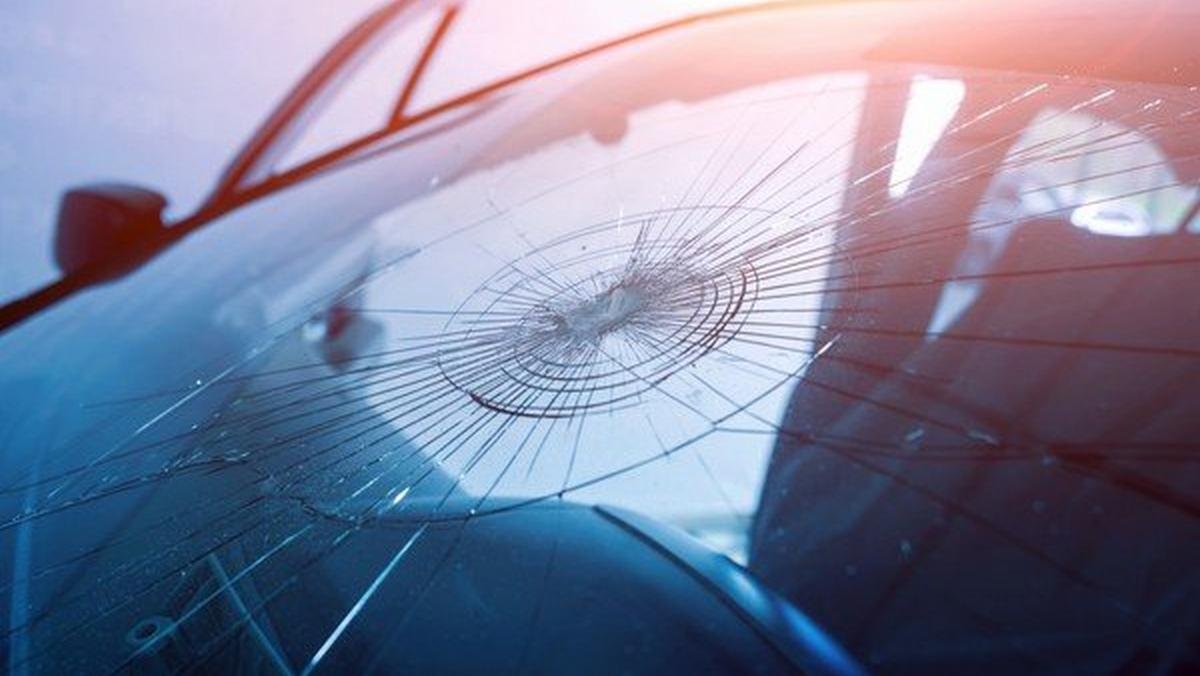 check accident history of car windshield cracks