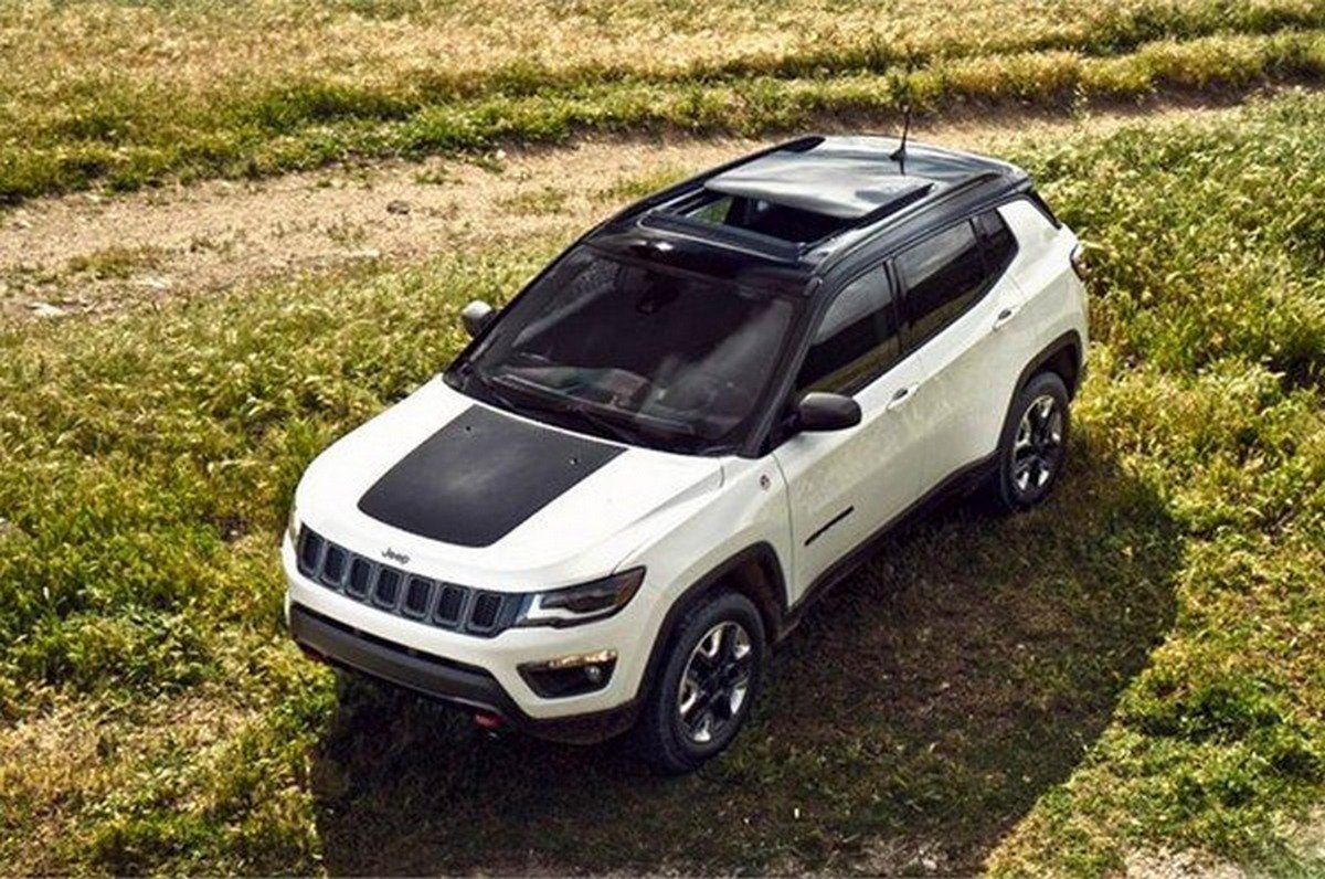 2019 jeep compass trailhawk whitenblack front angle