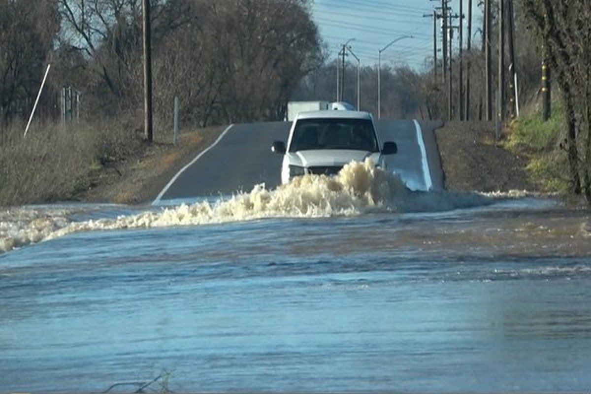 a car enter a flooded area