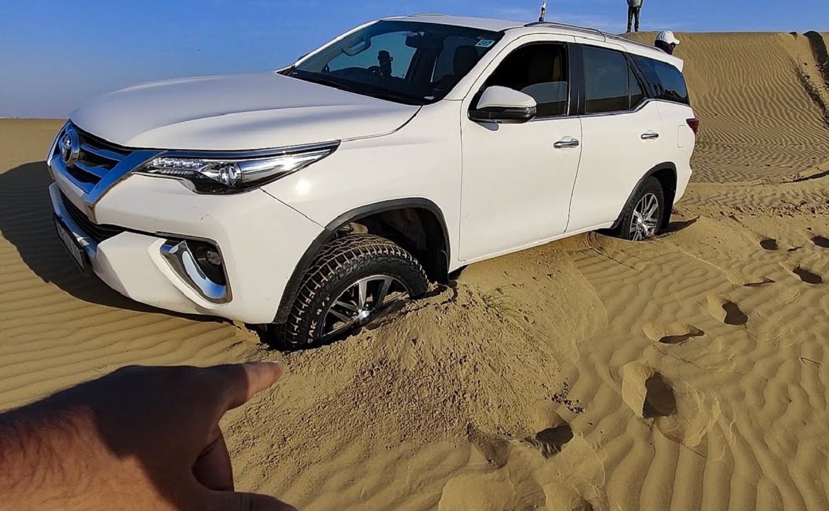 Watch Stuck Toyota Fortuner Recover Itself from Sand Dunes