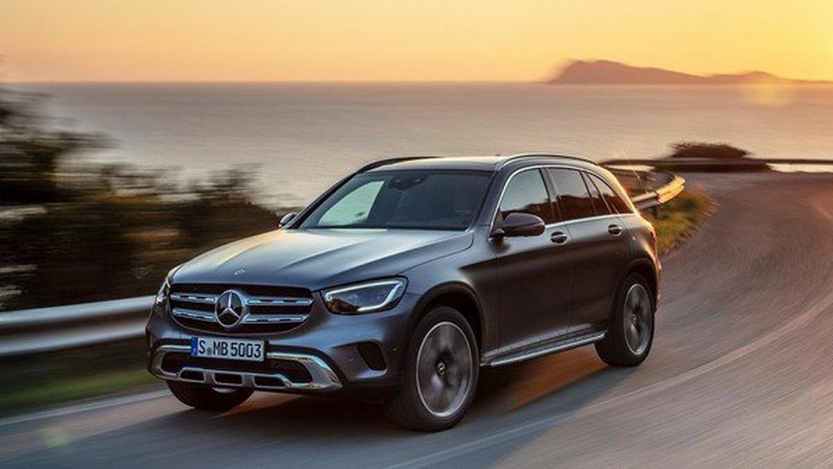 2019 mercedes glc black front angle