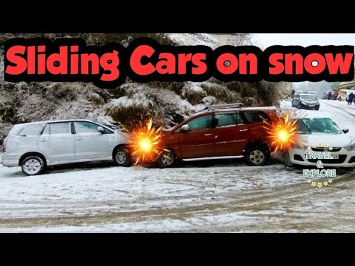 Toyota Innova MPVs Sliding and Bumping on Snow Shows Importance of 4WD