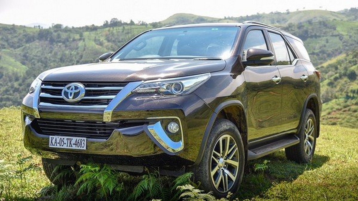 2018 toyota fortuner silver front angle