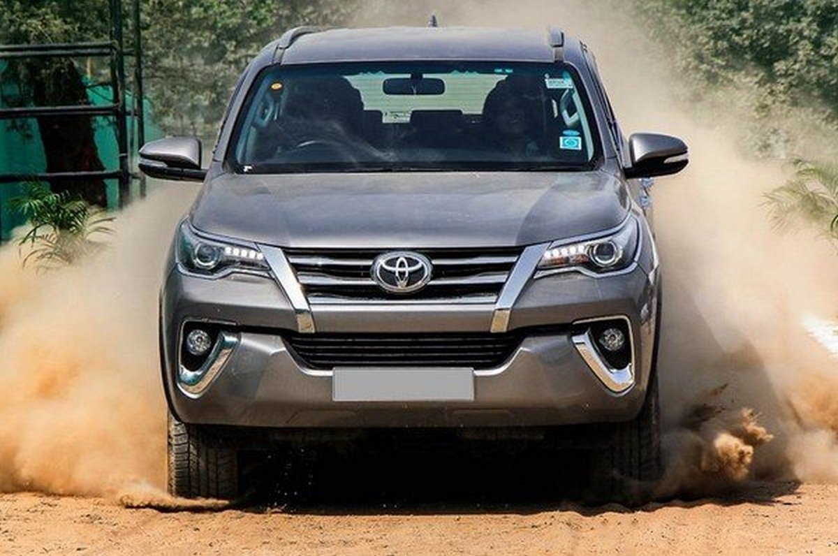 2018 toyota fortuner silver front