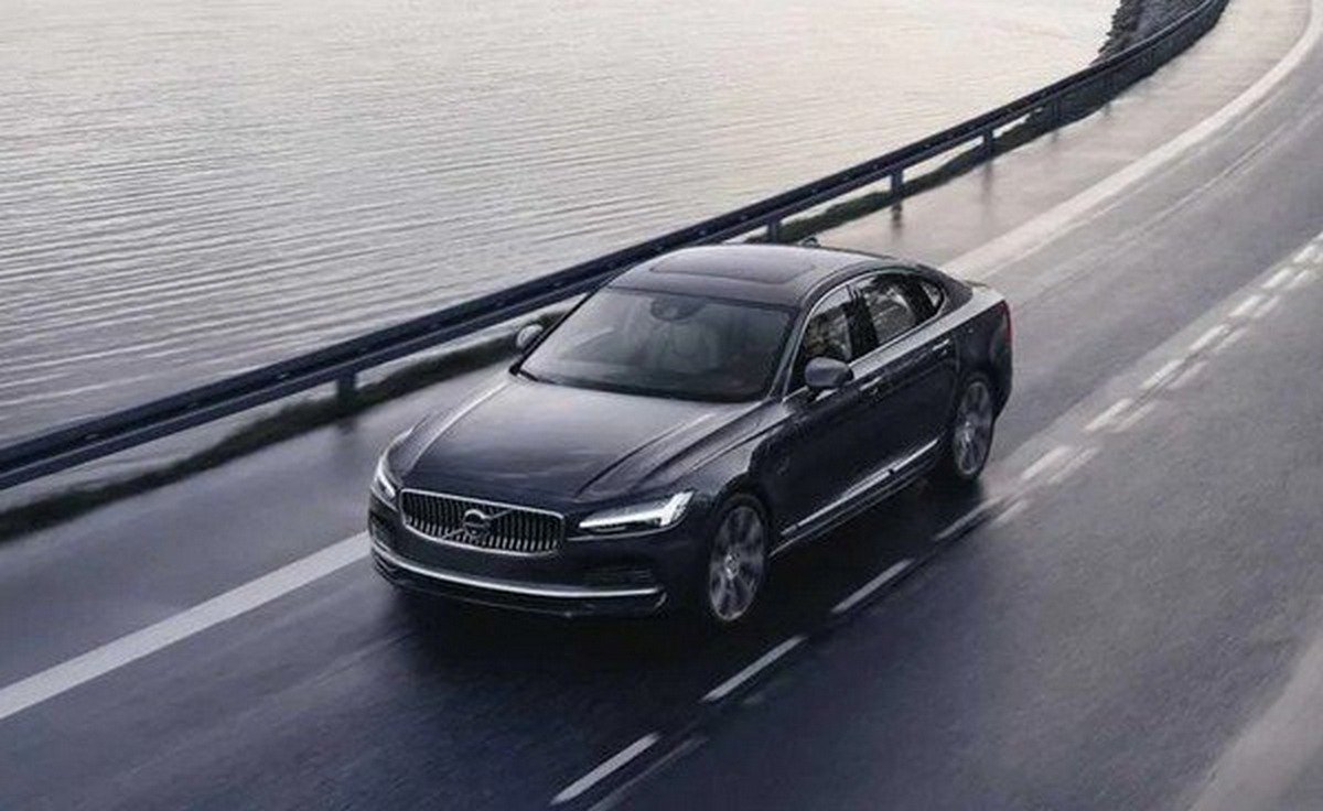 2020 volvo s90 black front angle