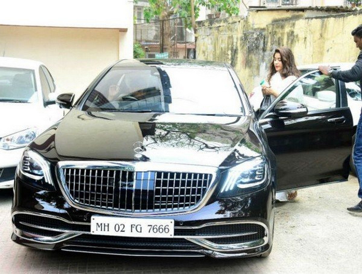 janhvi kapoor mercedes maybach black front