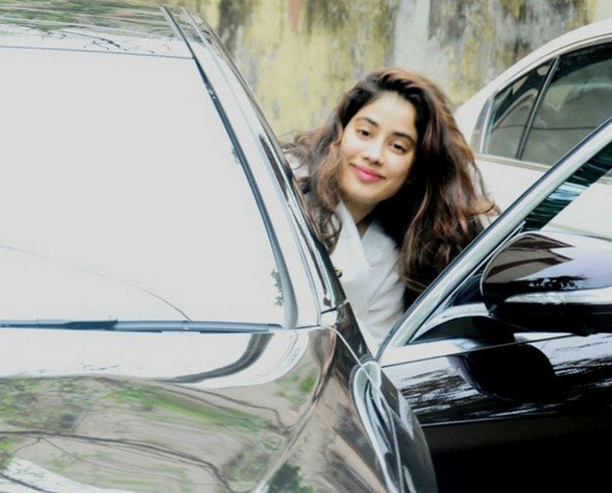 janhvi kapoor mercedes maybach door open