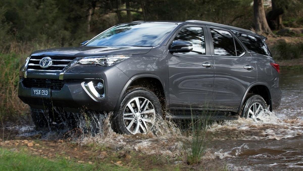 2016 toyota fortuner side angle