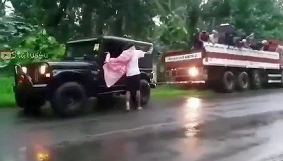 mahindra thar rescuing a truck