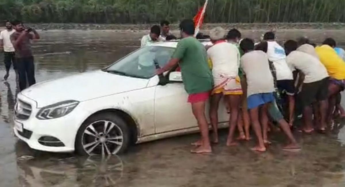 mercedes-benz e-class rescued by locals