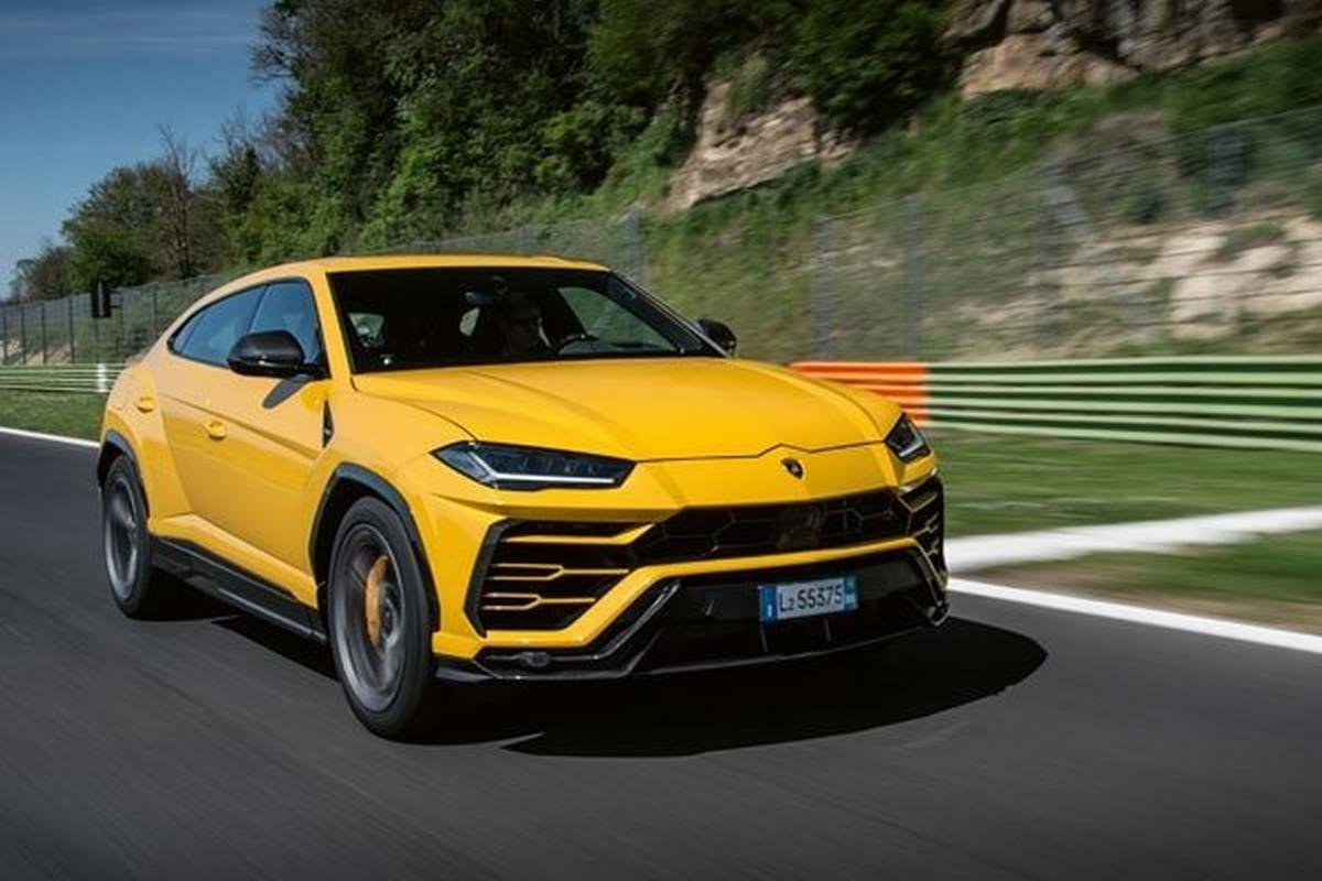 2018 Lamborghini Urus, yellow, front angular look