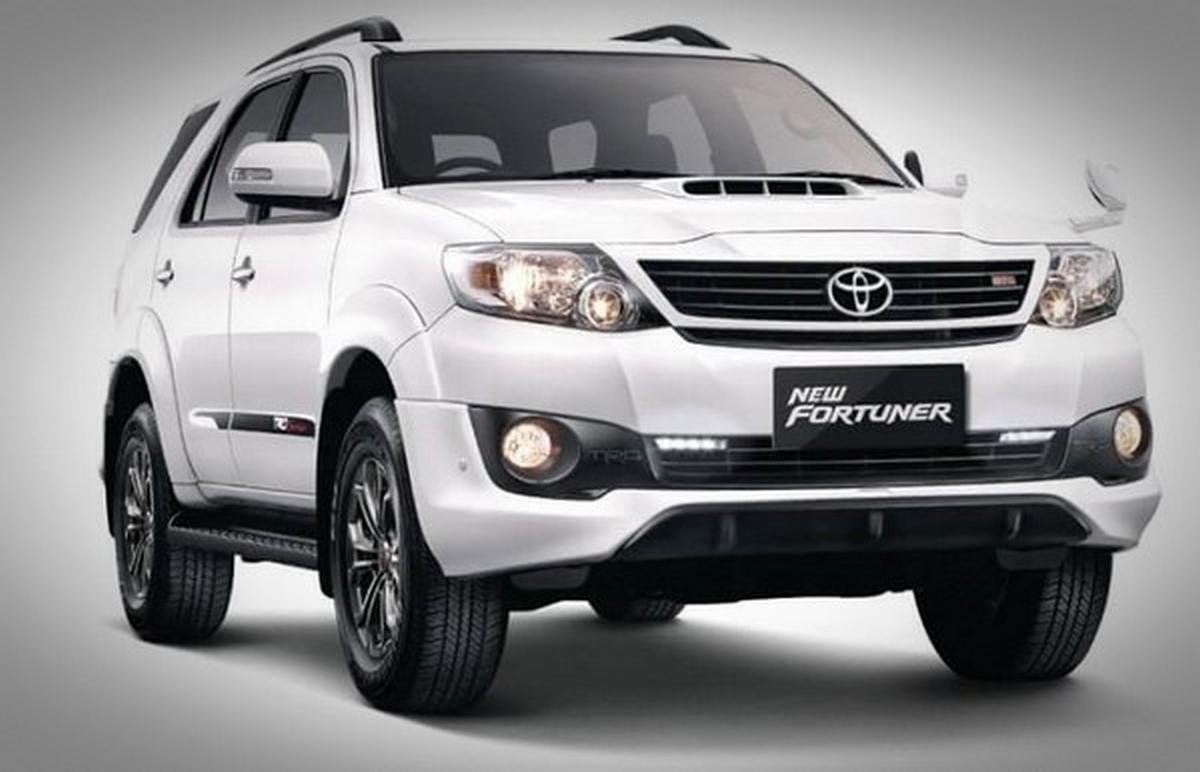 Toyota Fortuner white front view