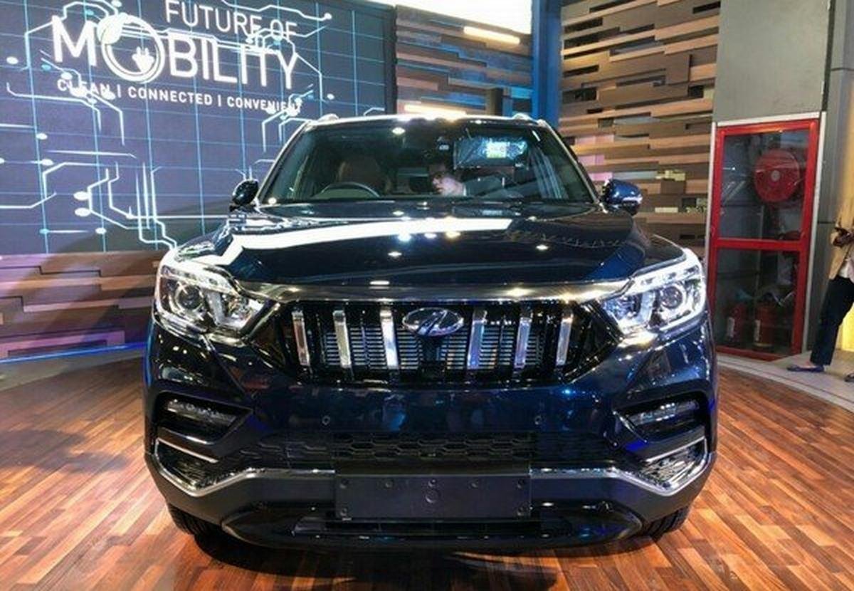 2018 Mahindra XUV700 blue colour front in the show room