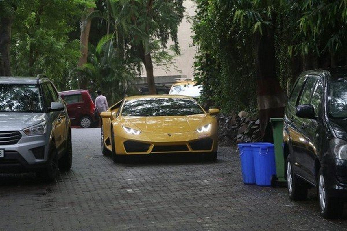Lamborghini Huracan yellow front