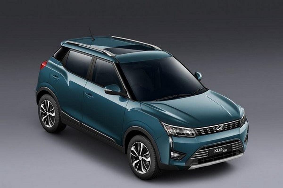 2019 Mahindra XUV300 dark green angular left