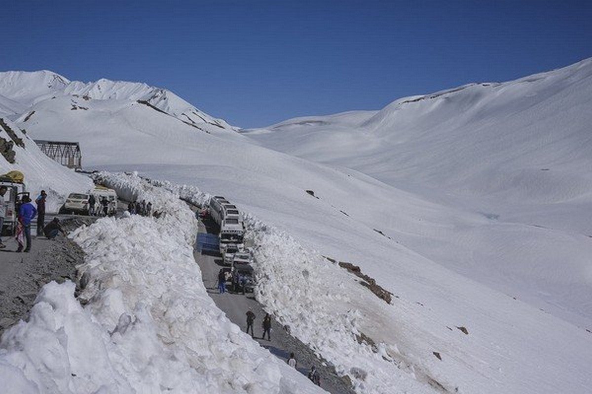 rohtang pass wiith vehicles one