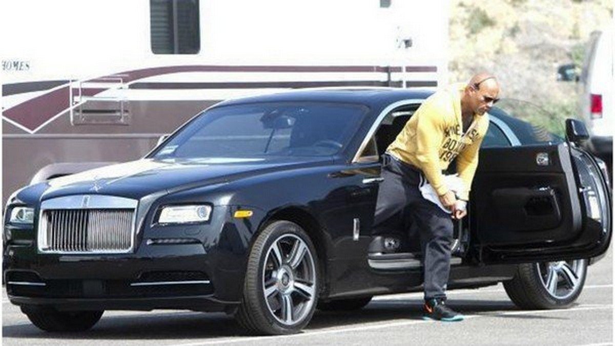 the rock rolls royce wraith black front angle