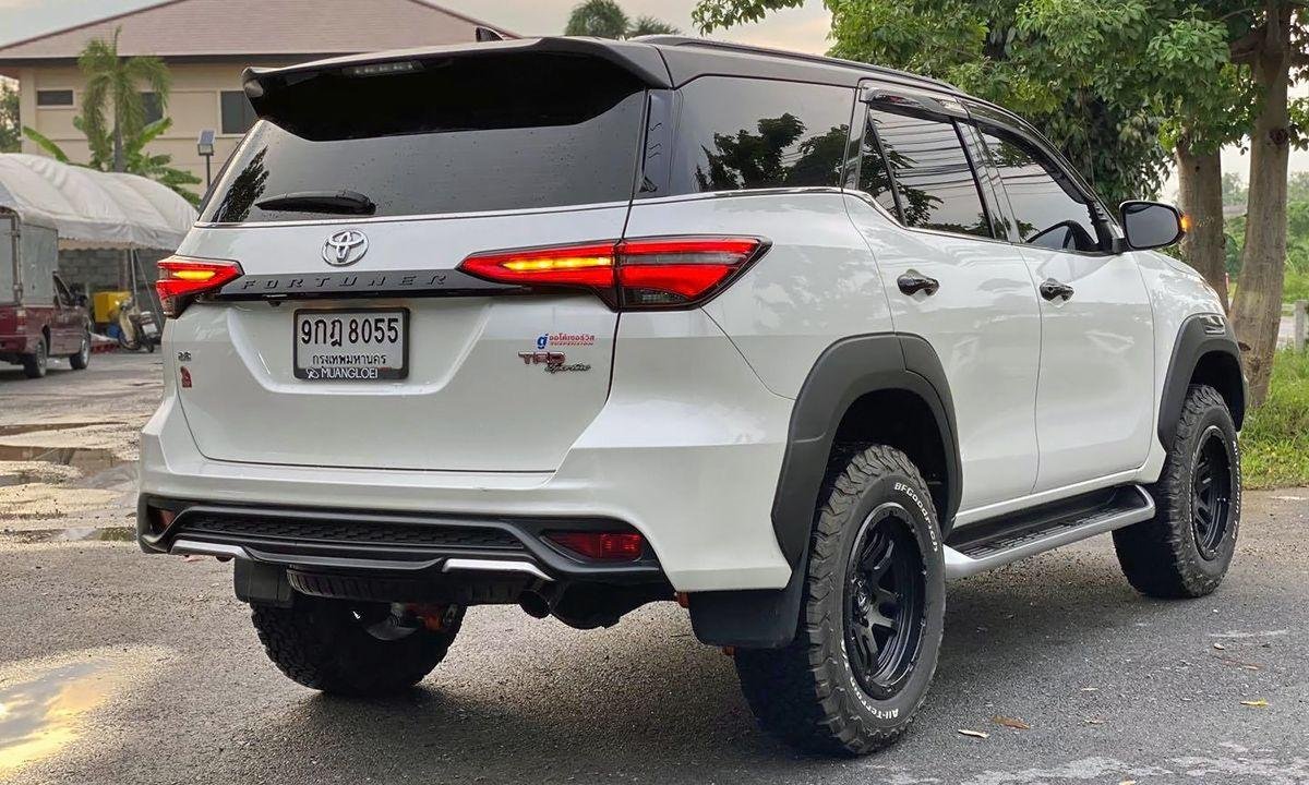 Rear-side-look-of-Toyota-Fortuner