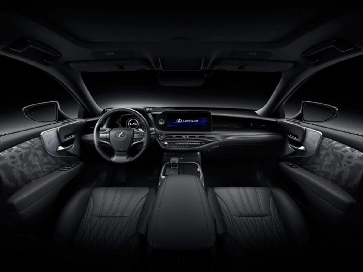 Lexus LS 500h Nishijin Variant interior dashboard layout