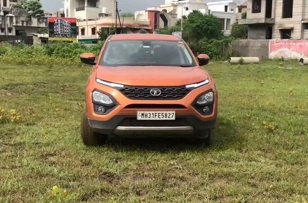 tata harrier front angle driving in mud