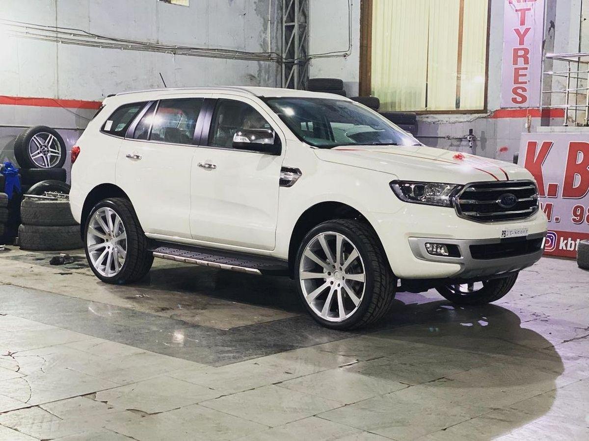 Ford Endeavour with Humongous 24-inch Mags Looks Truly American