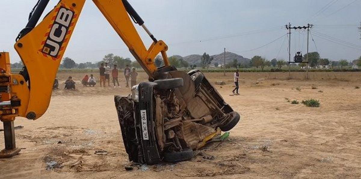 maruti 800 smashed by jcb 3dx