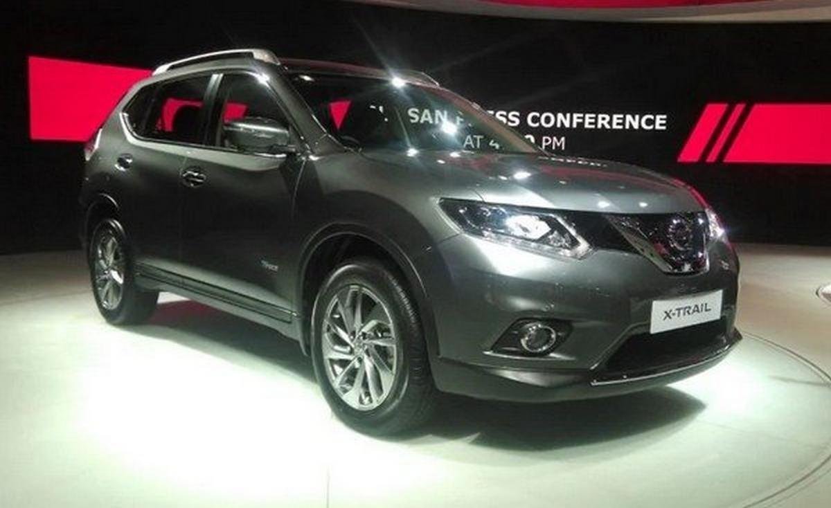 Third-gen Nissan X-Trail black left angular