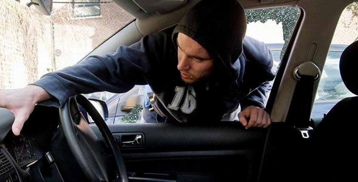 a thief break the window and get inside the car