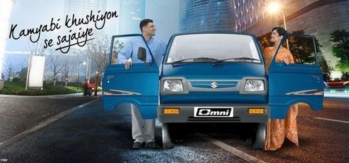 Maruti Suzuki Omni blue color with two people on the sides
