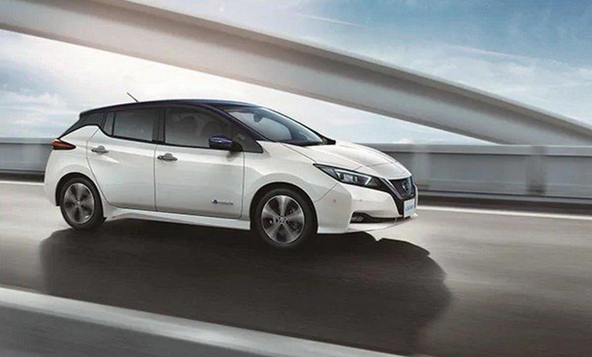 2018 Nissan Leaf white colour running