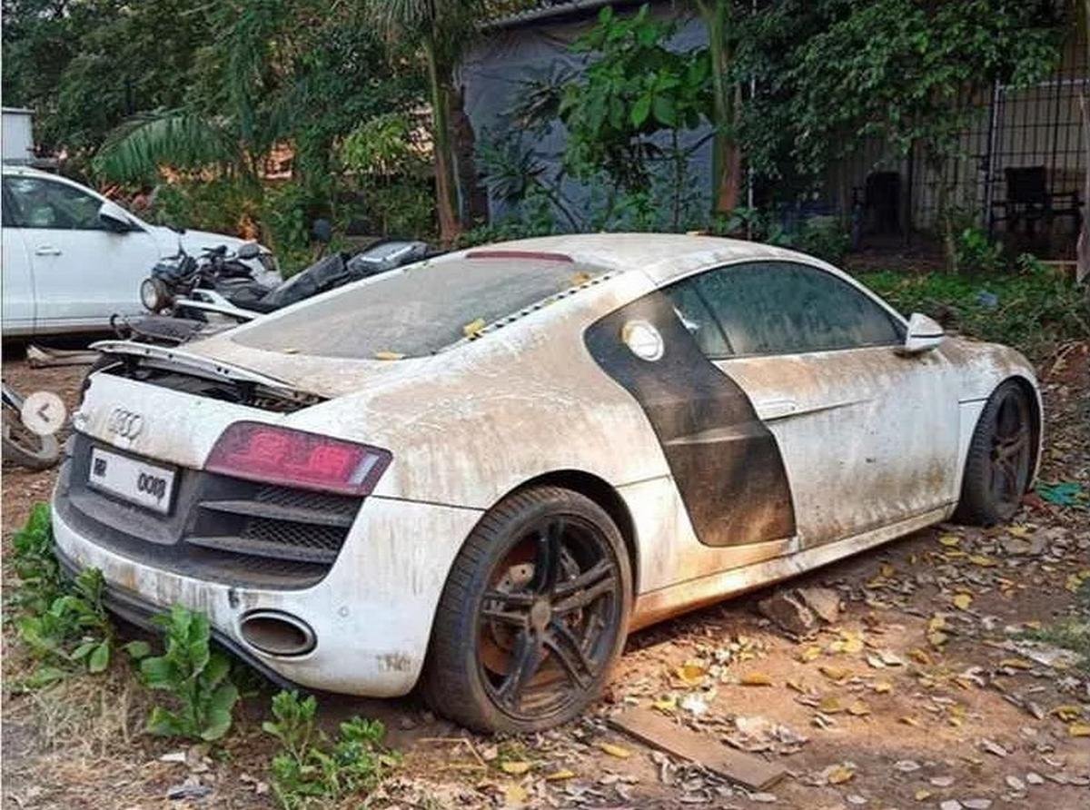 Audi R8 in dust, rear view
