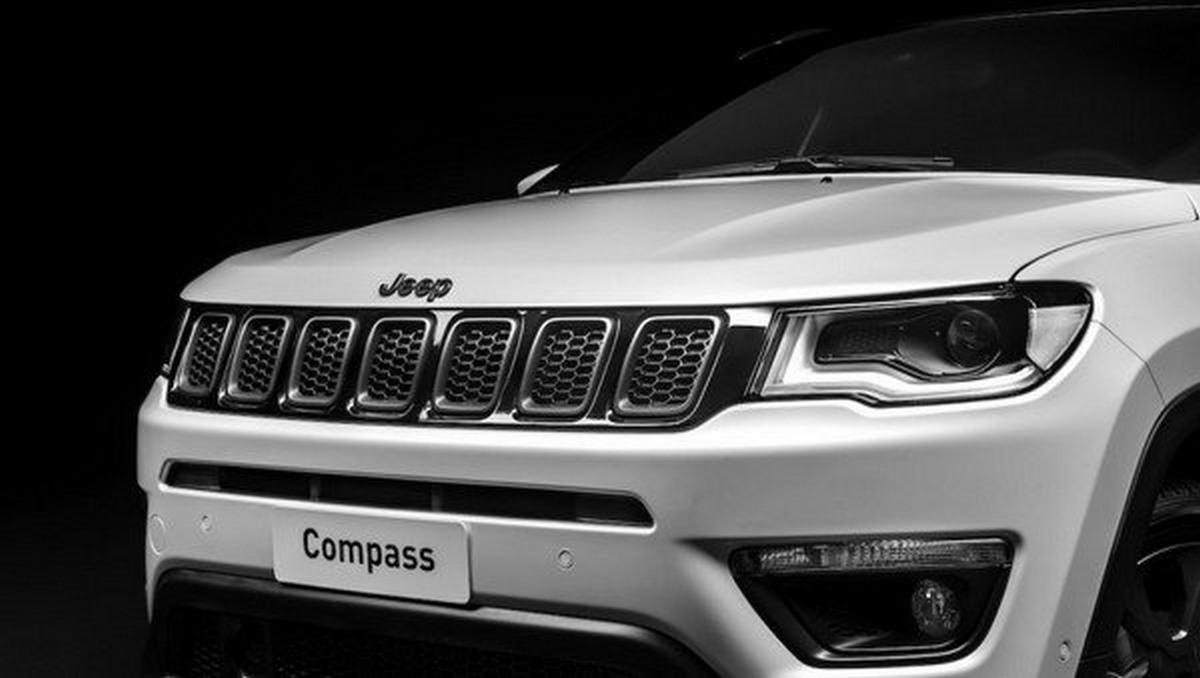 Jeep Compass S bonet from right to left