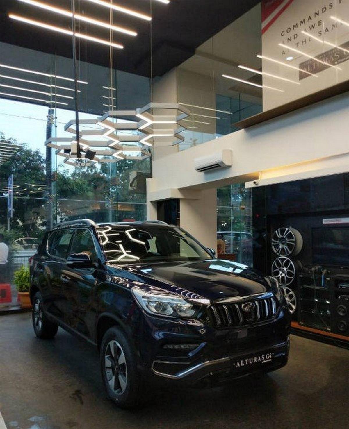 Mahindra Alturas G4 black front angle