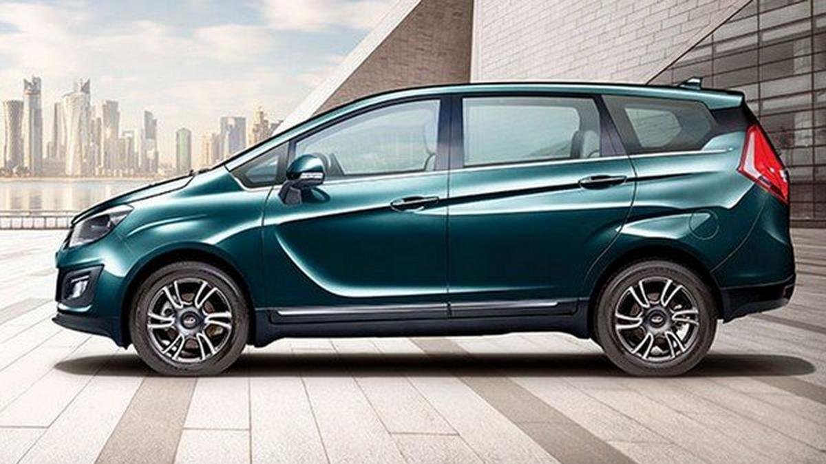 Mahindra Marazzo, Blue, Right Angular Look