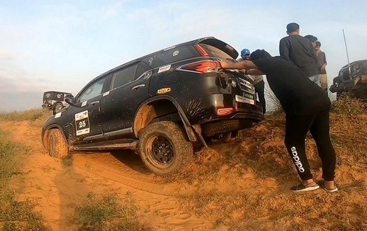 toyota fortuner stuck on dune rear angle