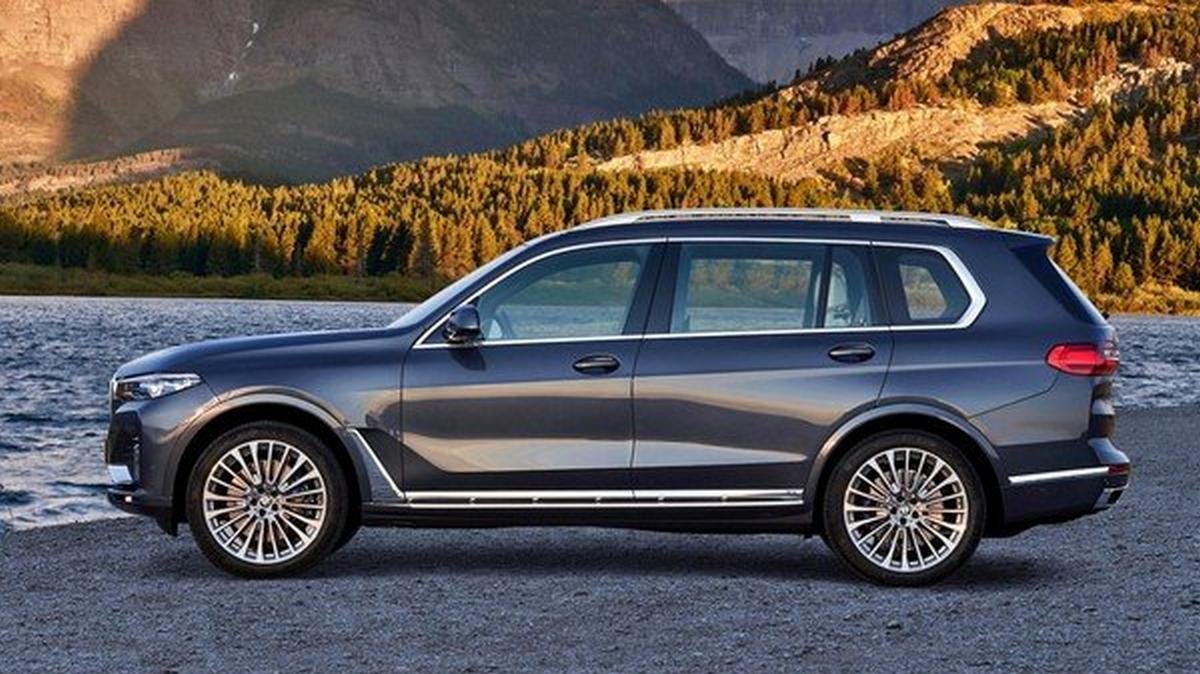 BMW X7 2019, left angular look